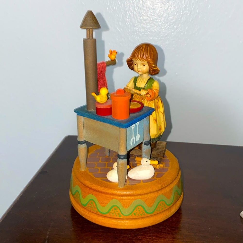 ANTIQUE ANRI MUSIC BOX